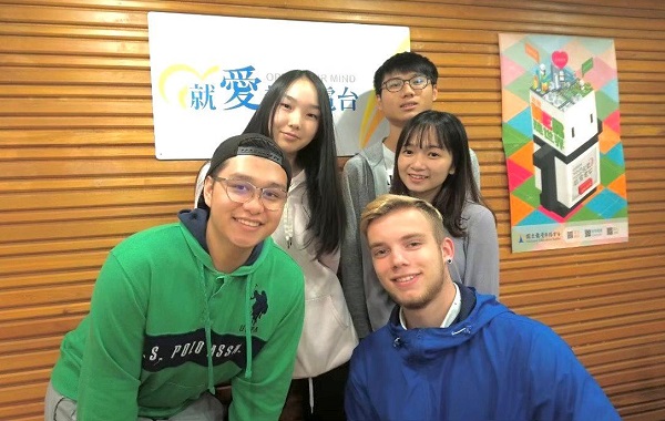 來自俄羅斯的Seva（前排右）邀請來自薩爾瓦多的Chun（前排左)和蒙古、越南與臺灣同學，分享跨國戀情的甜蜜。（義守大學提供）