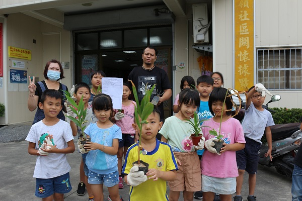 善牧基金會與統嶺社區課後班合作新住民食農教育，讓孩子們從動手植種到學習製作料理，從中認識多元文化教育