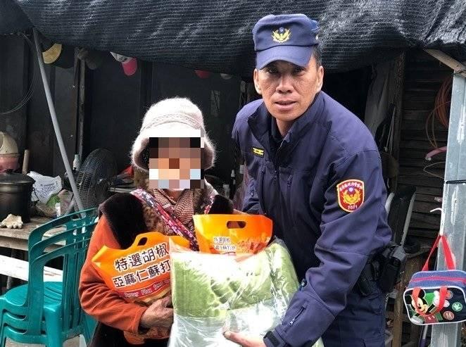 寒冬送暖好溫情!​泰武警關懷原鄉長者揪感心1