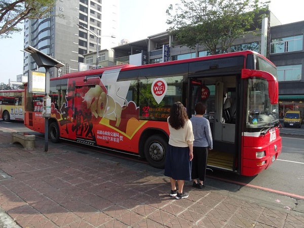 搭精選年貨公車逛三鳳中街 牛轉乾坤好運來