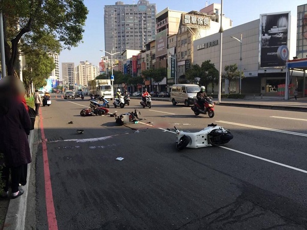 摩托車騎士欲撿手機 遭追撞 後方機車乘客不治1