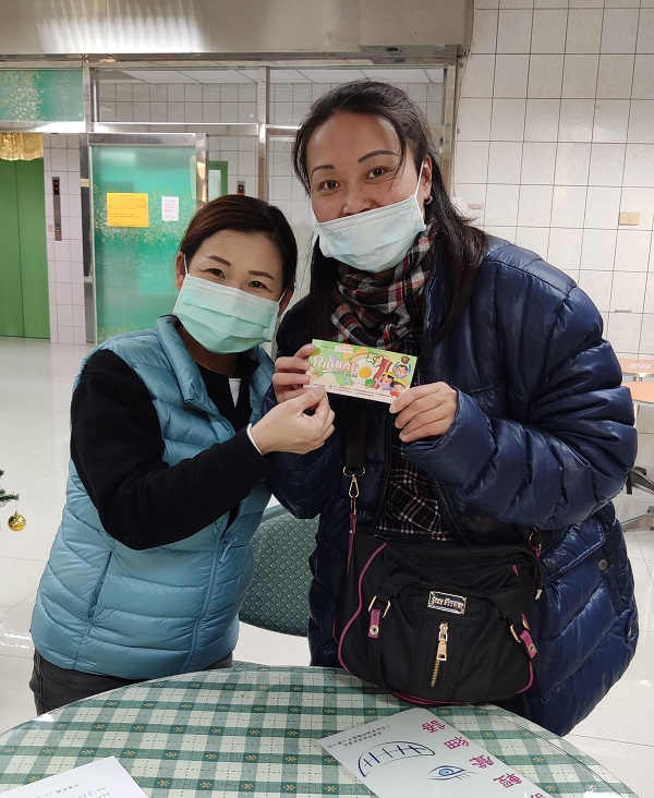 社會局提供-個案家長撥空來社會局社福中心領取兒少餐食券