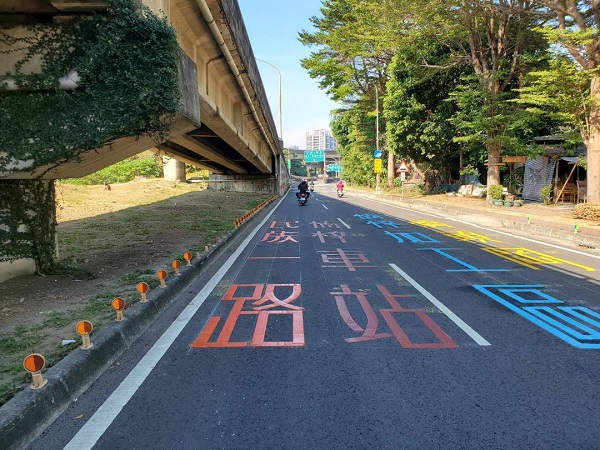 行車動線更清楚！楠梓陸橋增設內照式燈箱及彩色標線3