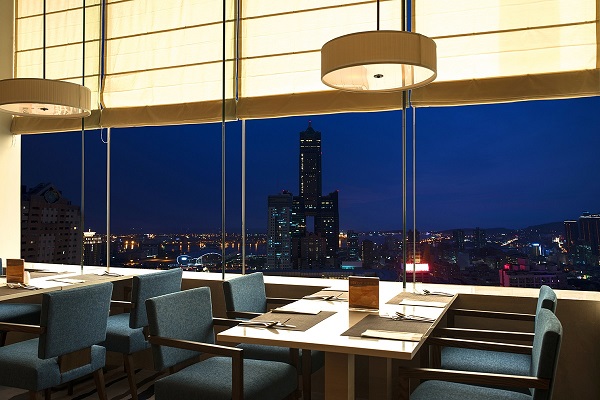 和逸飯店·高雄中山館Cozzi THE Roof高空餐廳 迎接三月白色情人節 雙人同行海陸主餐55折1