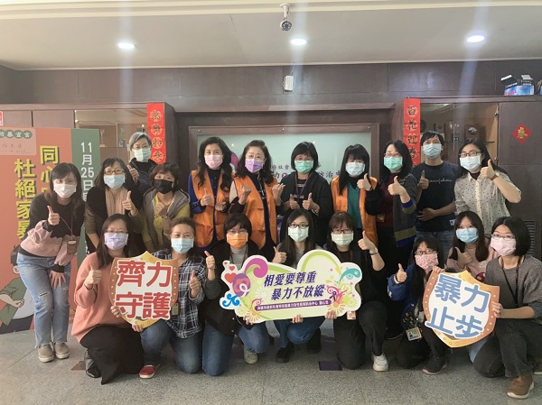 高雄家防與蘭馨交流協會關懷受暴婦女家庭送年節禮盒1