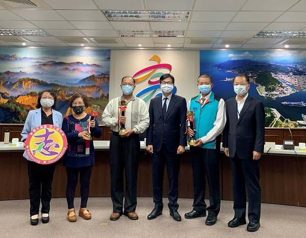 一人當志工 全家當志工! 高雄市志工團隊獲獎率100% 關懷家暴弱勢都有他! 30年志工生涯 獲全國好人好事代表獎1
