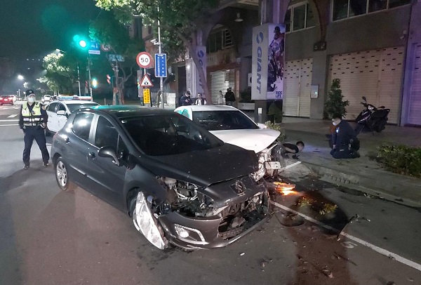 處理違規停車見大量毒品 警埋伏尾隨壓制逮捕犯嫌1