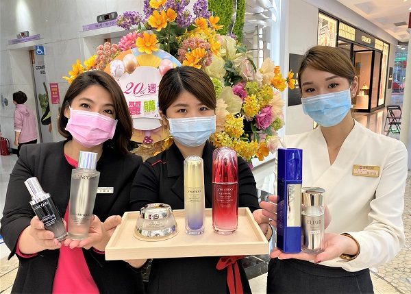 高雄大遠百母親節前哨站 瞄準女性荷包 線上線下齊發 祭出萬組化妝品特惠組 ONLY遠百獨家特惠組下殺2.6折起，滿千送百回饋直衝15%1