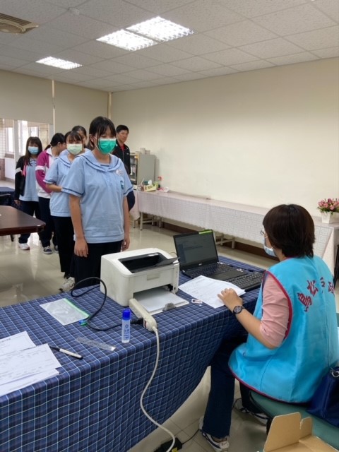 鳥松行動戶政事務所~助莘莘學子開心輕鬆領取人生第一證