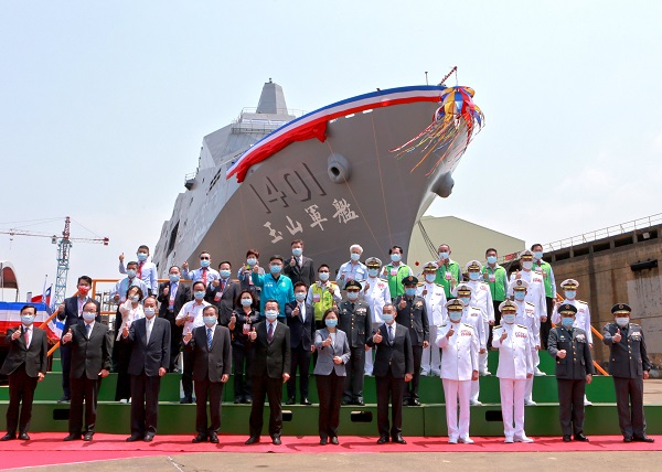海軍新型兩棲船塢運輸艦命名暨下水典禮 總統命名「玉山軍艦」