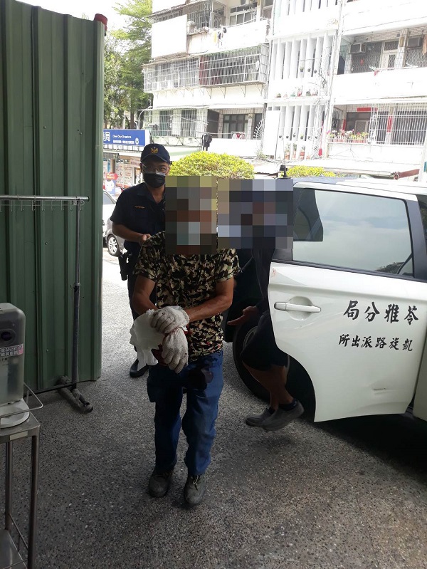 電鋸意外工人血濺半身，警車開道即刻救援！1