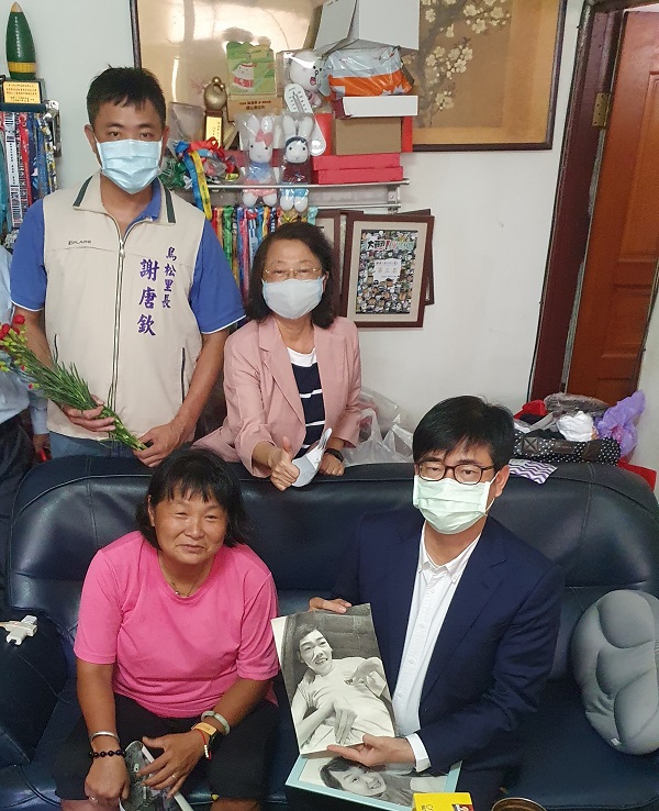 照顧身障兒逾20年 獲全國十大傑出愛心媽媽「慈暉獎」 市長陳其邁親訪得獎媽媽林怡利、陳嘉齡 讚賞堅毅母愛1