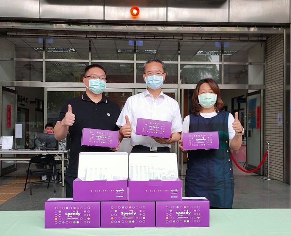 感謝有您！議員與民間企業力聯手相挺捐贈員警快篩劑抗疫1