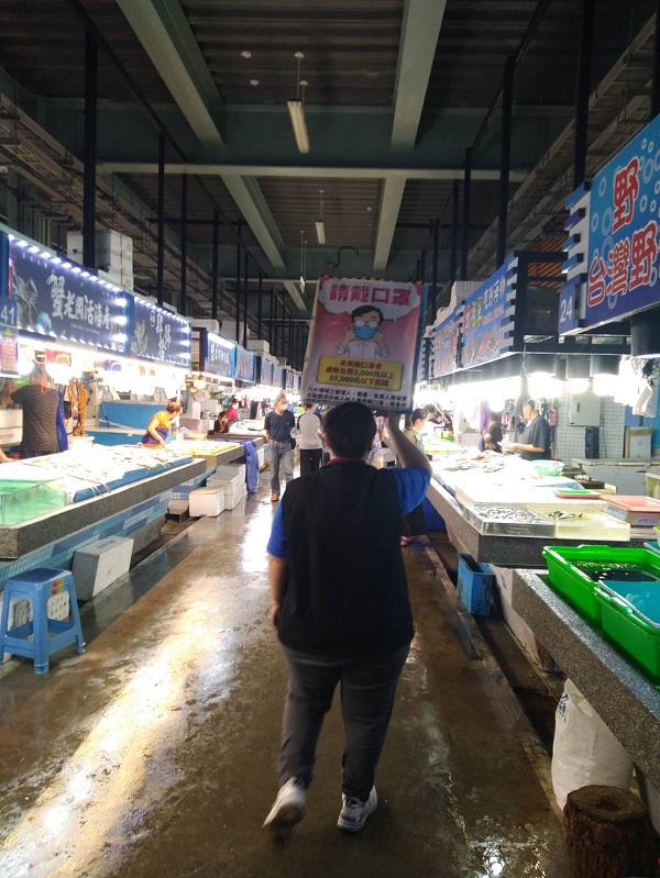 海洋局攜手梓官區漁會啟動蚵仔寮魚貨直銷中心人流管制措施