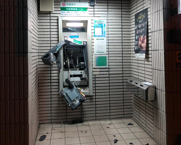 竊嫌把整台ATM砸爛 仍然拿不到錢2