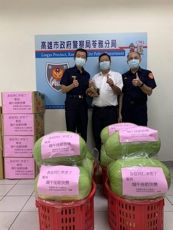 端午佳節將屆 港都警友會苓雅辦事處暖心致贈肉粽、西瓜 慰勉警察辛勞 為警察加油1