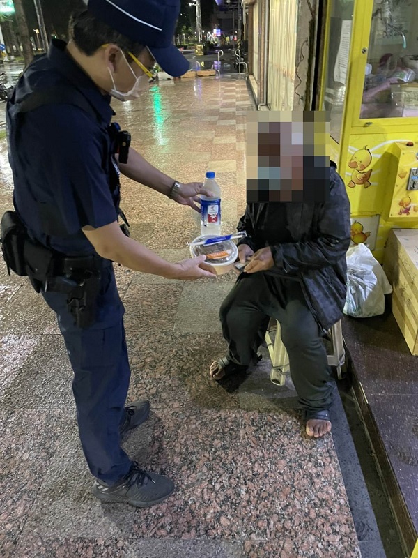 遊民挨餓又淋雨，暖警雪中送炭買便當助果腹1