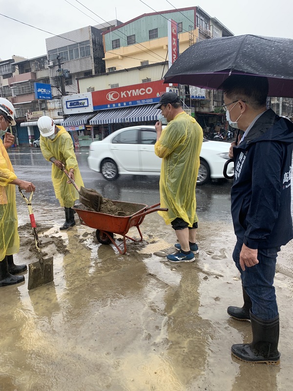 鳳林四路第81期重劃旁積水，地政局派員清疏導流2