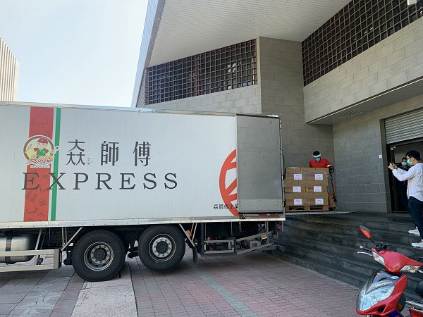 𡘙師傅疫情送暖，致贈防護面罩，挺警抗疫情 1
