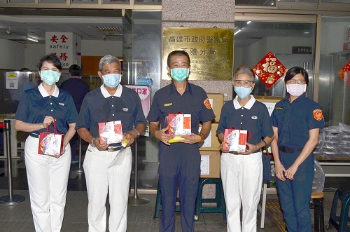三級警戒感謝有您 慈濟蔬食餐盒連6週挺苓雅警 終場加贈面罩500份共抗疫1