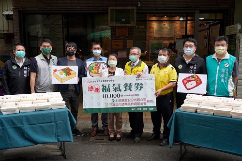 上鋌營造×透南風教育基⾦會 捐贈⾼雄慈善總會 1萬份「福氣待⽤餐券」1