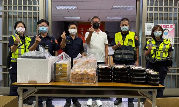 企業捐贈防疫宵夜 感謝小港警防疫工作辛勞1