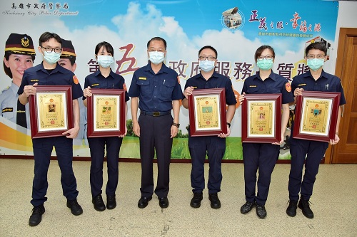 基層雄警服務態度「好」，局長頒贈獎牌道賀1