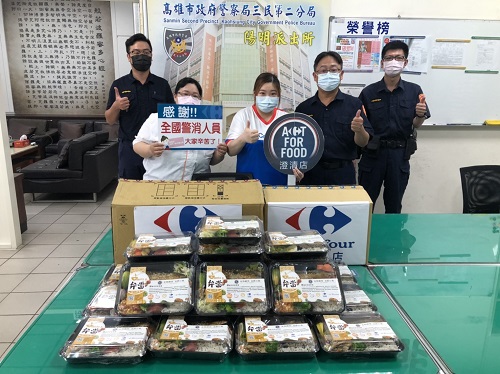 家樂福贈防疫便當 補警體力好抗疫1