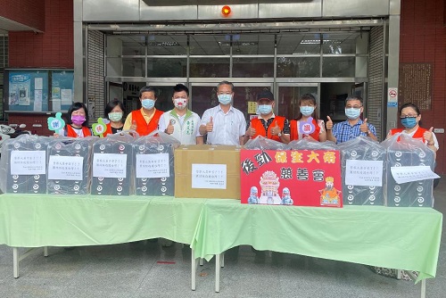 市議員、保生大帝慈善會激勵警方防疫士氣 注入滿滿能量1