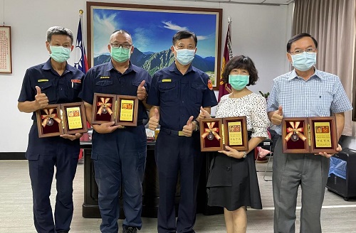 恭賀同仁榮退 小港警分局長致贈紀念獎牌1