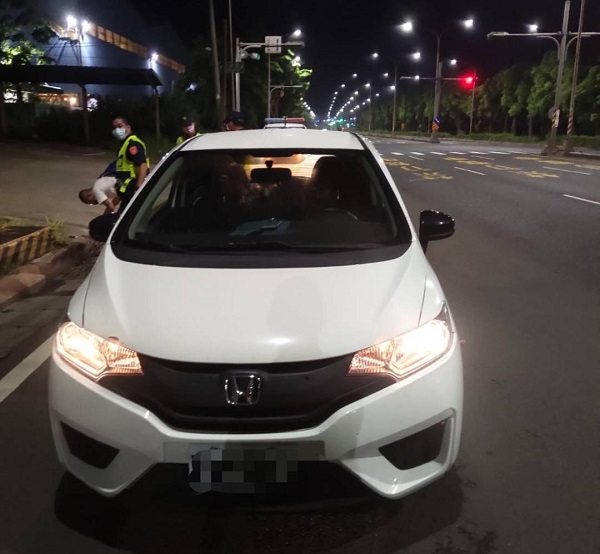持毒駕車爽睡路中，警到場還想逃3