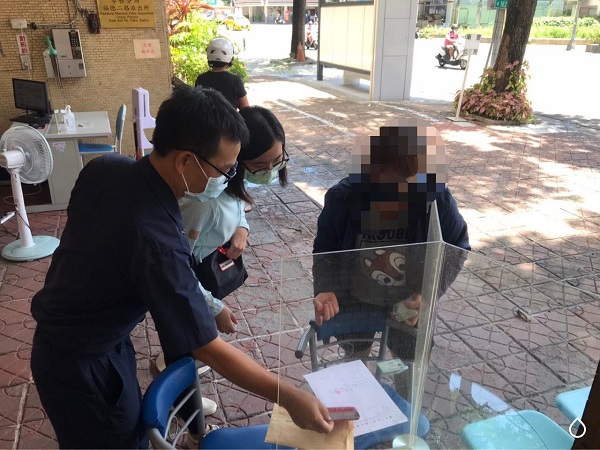 散財童子找到了! 苓雅警調閱上百監視器終尋獲失主1