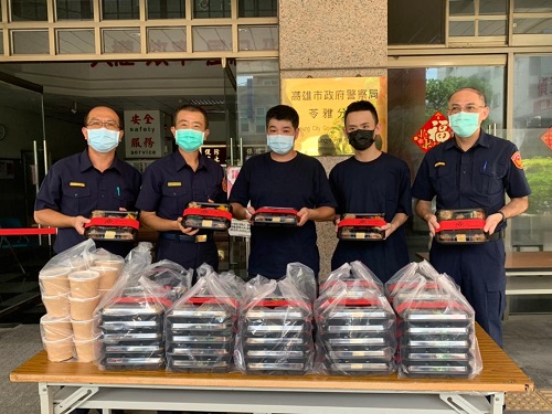 日本料理餐館老闆大方捐贈「九宮格日式精緻餐盒」 體恤苓雅分局第一線防疫員警辛勞1