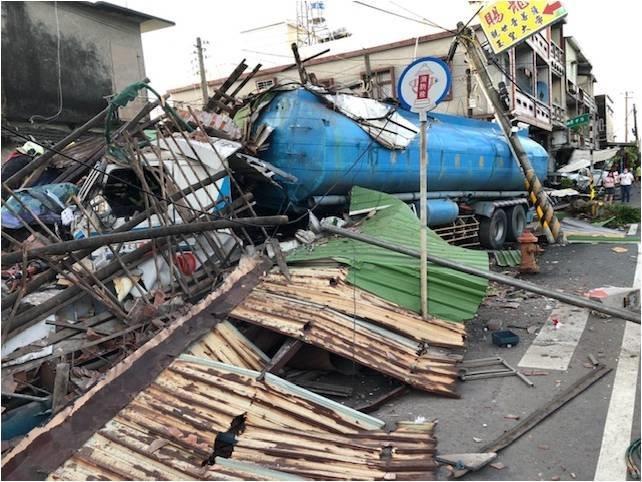 曳引車撞7間民宅、2車 駕駛死亡 血液含酒精1