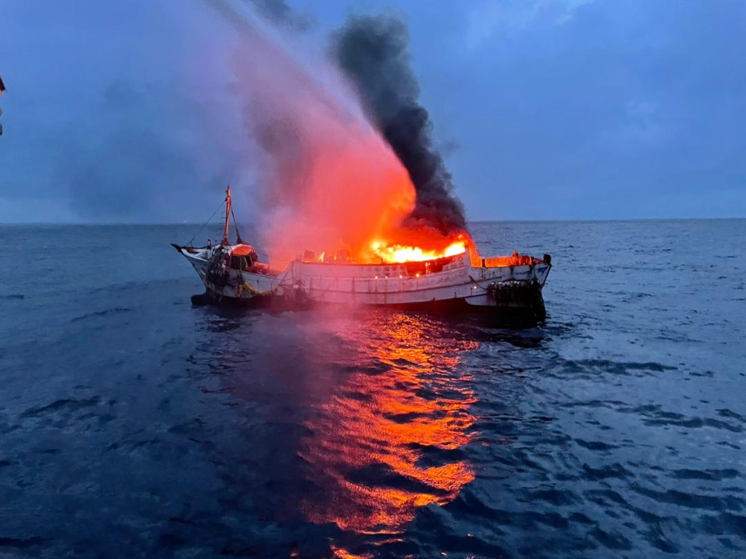 漁船左營外海突失火 海巡友船齊力救援3