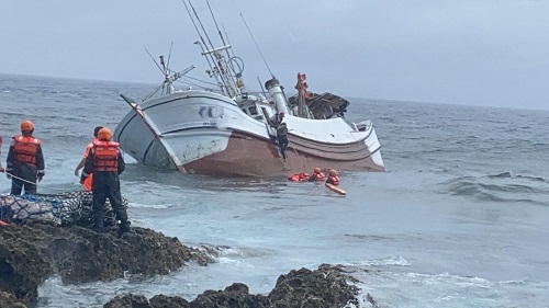 漁船觸礁坐灘 海巡緊急救援1