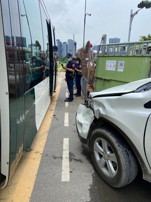 輕軌列車又出事 在旅運中心路口遭小客車擦撞1