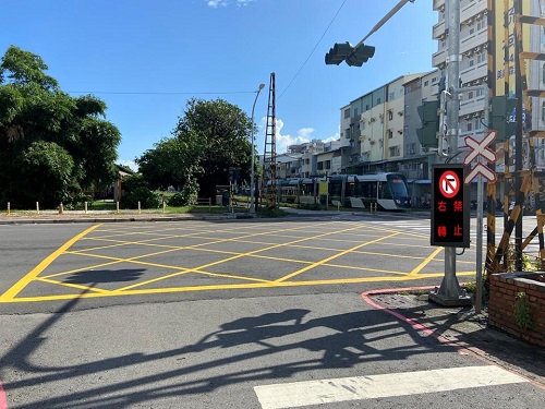 輕軌鼓山路段路口新增連動可變標誌提醒轉彎當心輕軌1