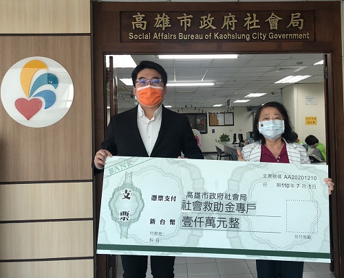 邱俊憲議員捐贈防護面罩 媒合善心團體捐1,000萬助防疫1