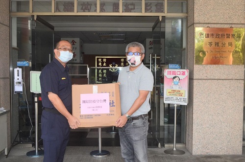 防疫不分區 市議員張勝富贈送苓雅警防疫面罩，心意滿滿挺警共抗疫1
