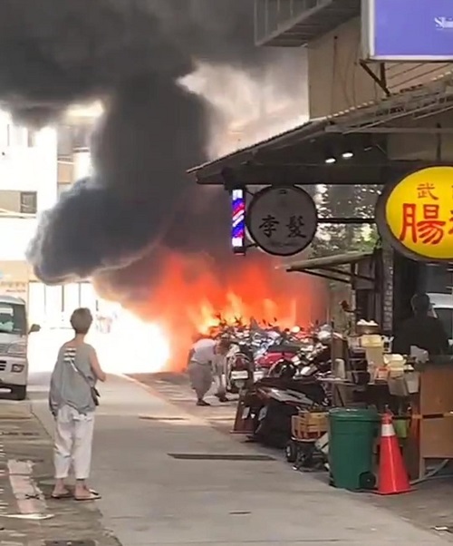 電動機車自燃 燒毀17部機車2