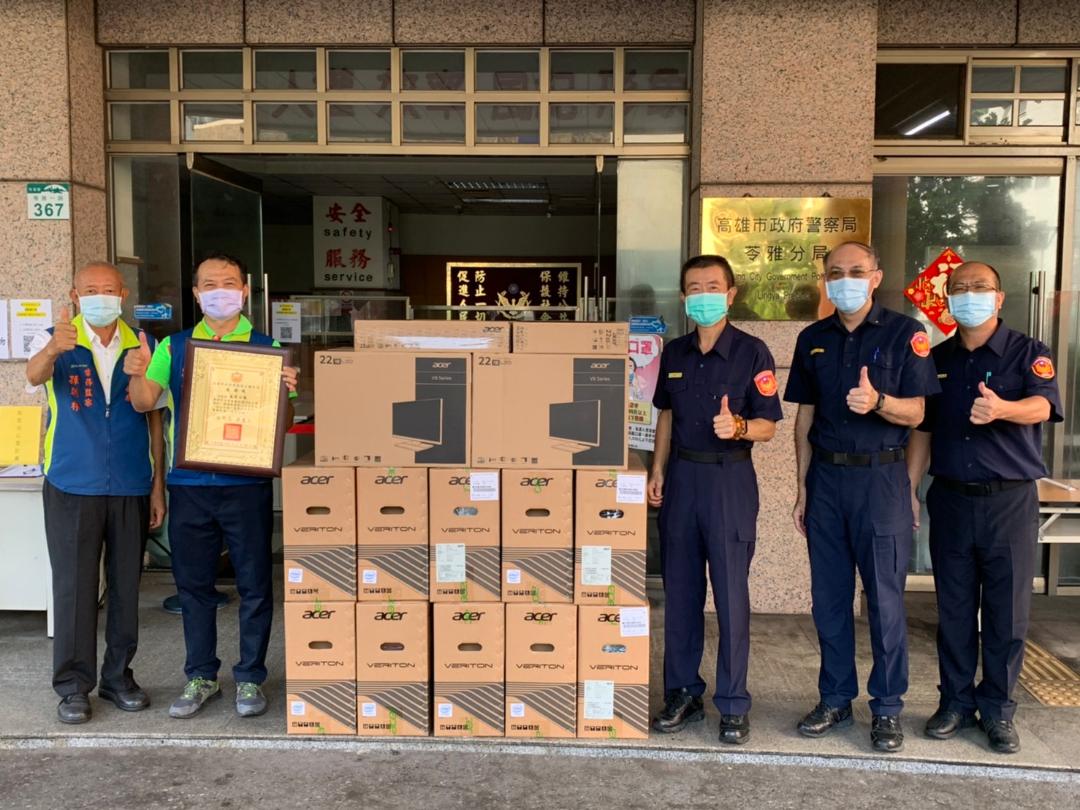 高市萬應公廟捐贈電腦 苓雅警分局防疫科技設備 為民服務再升級 齊心抗疫1
