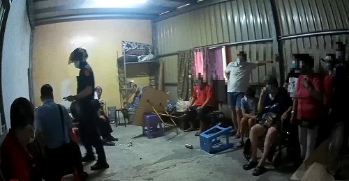 不甩防疫？荒唐！賭鬼普渡桌聚賭！16名男女屋內遭逮