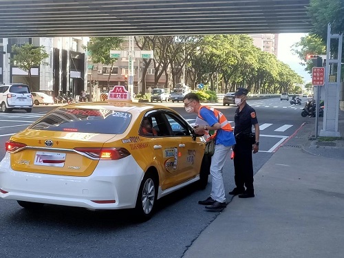 加強稽查計程車實聯制，宣導防疫措施