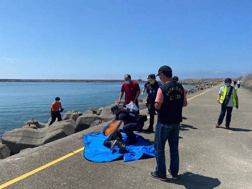 安平釣魚驚見遺體 海巡、警消協力安置