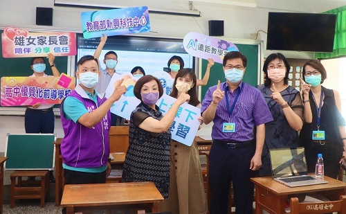 市議會教育委員會考察雄女遠距教學系統 讚許線上、線下同步教學無距離