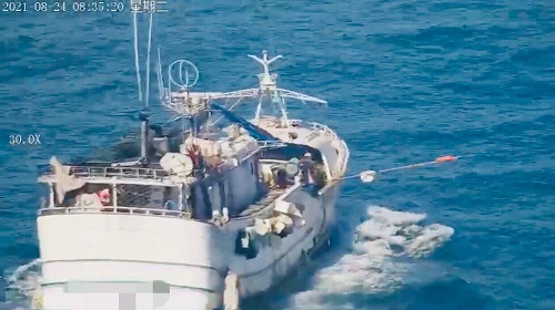 海巡無人機科技電眼 查獲近海違規放籠作業