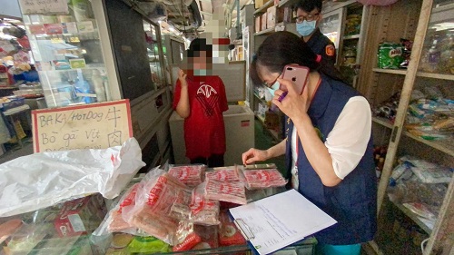 追！追！追！警急動員查獲越女販售「越南酸肉」及過期商品開罰1
