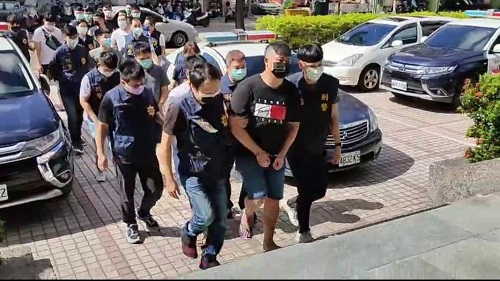 飛象過河！苓雅警遠赴東部強力掃蕩非法集團 一舉緝獲9名不法分子