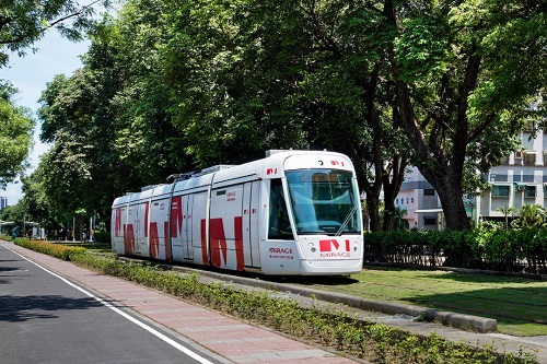 高雄輕軌迎開學通勤人潮 91起加密班距首班車6130發車